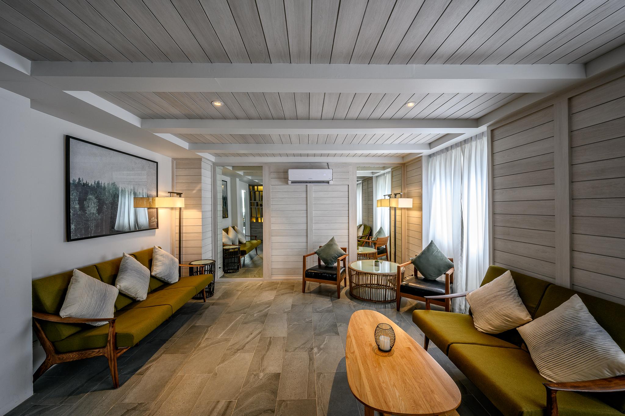 Namaka Resort Kamala Екстер'єр фото The living room of a suite at the hotel